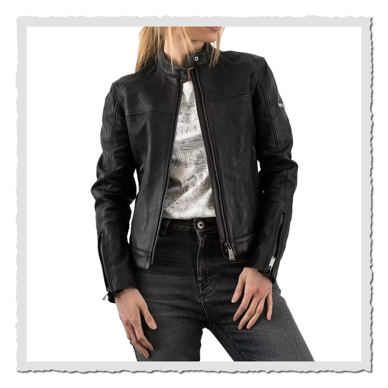 Person in schwarzer Lederjacke von vorn, leicht seitlich stehend, vor hellem neutralem Hintergrund.